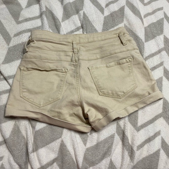 A set of high waisted shorts - Picture 6 of 12